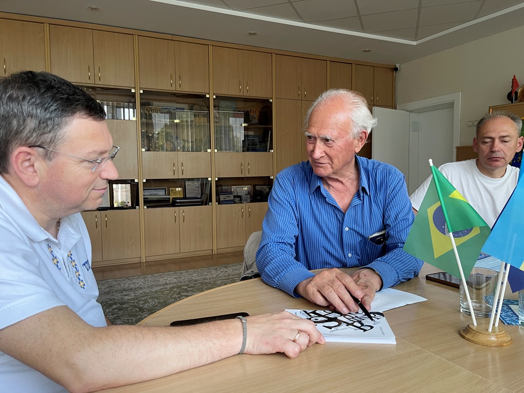 олова Українсько-бразильської центральної репрезентації Віторіо (Віктор) Сиротюк під час дискусії з ректором ТНПУ Богданом Буяком